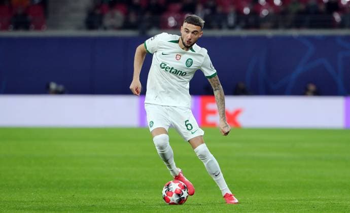 Zeno Debast am Ball Einzelbild Freisteller Aktion Fußball Fussball UEFA Champions League UCL Herren 7. Spieltag Saison 2024 2025 22.01.2025 Rasen Ballsport RB Leipzig RBL vs Sporting Lissabon DFL regulations prohibit any use of photographs as image sequences and or quasi-video.
