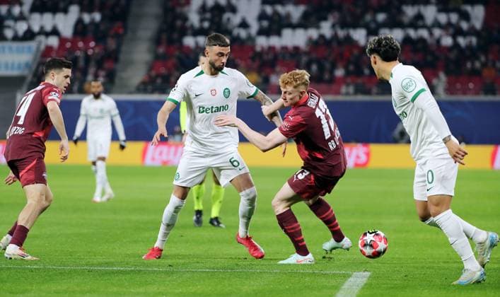 Christoph Baumgartner, Zeno Debast, Nicolas Seiwald, Maxi Araujo Zweikampf Spielszene Aktion Fußball Fussball UEFA Champions League UCL Herren 7. Spieltag Saison 2024 2025 22.01.2025 Rasen Ballsport RB Leipzig RBL vs Sporting Lissabon DFL regulations prohibit any use of photographs as image sequences and or quasi-video.