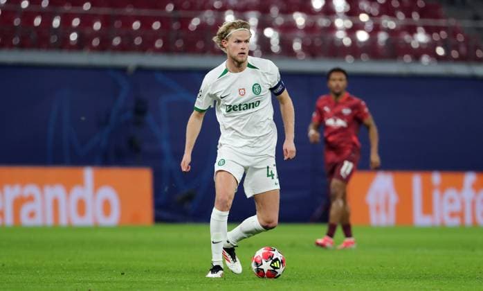 Morten Hjulmand am Ball Einzelbild Freisteller Aktion Fußball Fussball UEFA Champions League UCL Herren 7. Spieltag Saison 2024 2025 22.01.2025 Rasen Ballsport RB Leipzig RBL vs Sporting Lissabon DFL regulations prohibit any use of photographs as image sequences and or quasi-video.