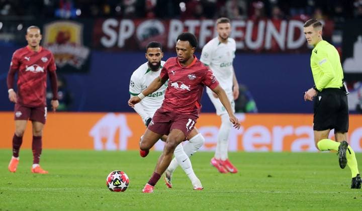 Lois Openda am Ball, Jerry St. Juste Zweikampf Spielszene Aktion Fußball Fussball UEFA Champions League UCL Herren 7. Spieltag Saison 2024 2025 22.01.2025 Rasen Ballsport RB Leipzig RBL vs Sporting Lissabon DFL regulations prohibit any use of photographs as image sequences and or quasi-video.