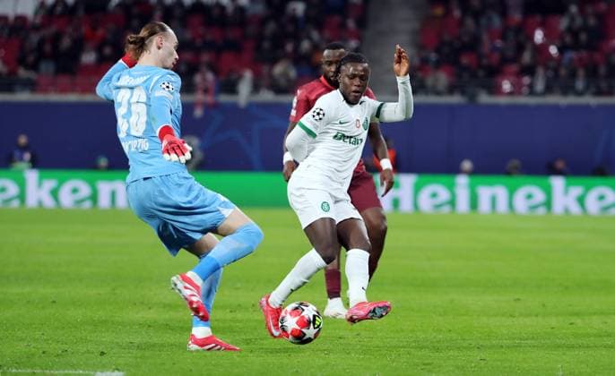 Torwart Maarten Vandevoordt klärt vor Geovany Quenda Zweikampf Spielszene Aktion Fußball Fussball UEFA Champions League UCL Herren 7. Spieltag Saison 2024 2025 22.01.2025 Rasen Ballsport RB Leipzig RBL vs Sporting Lissabon DFL regulations prohibit any use of photographs as image sequences and or quasi-video.