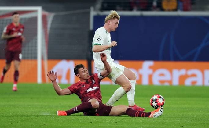 Willi Orban, Conrad Harder Zweikampf Spielszene Aktion Fußball Fussball UEFA Champions League UCL Herren 7. Spieltag Saison 2024 2025 22.01.2025 Rasen Ballsport RB Leipzig RBL vs Sporting Lissabon DFL regulations prohibit any use of photographs as image sequences and or quasi-video.