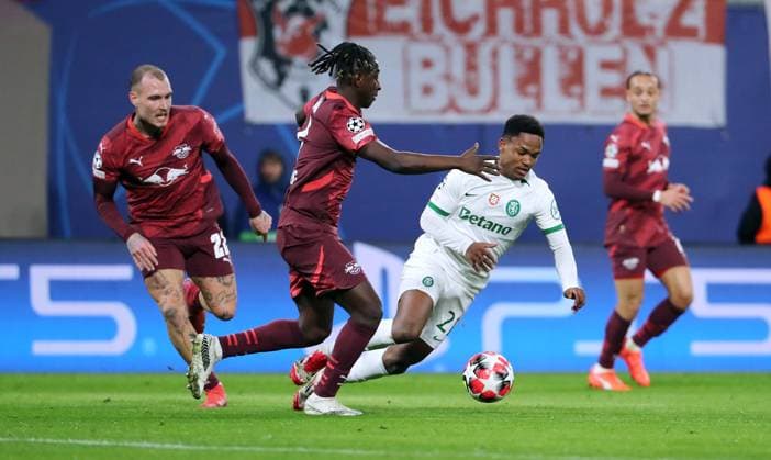 David Raum, Amadou Haidara, Geny Catamo Zweikampf Spielszene Aktion Fußball Fussball UEFA Champions League UCL Herren 7. Spieltag Saison 2024 2025 22.01.2025 Rasen Ballsport RB Leipzig RBL vs Sporting Lissabon DFL regulations prohibit any use of photographs as image sequences and or quasi-video.