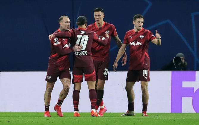 Benjamin Sesko jubelt nach 1:0 mit David Raum, Xavi Simons, Christoph Baumgartner Freude Emotion Jubel Fußball Fussball UEFA Champions League UCL Herren 7. Spieltag Saison 2024 2025 22.01.2025 Rasen Ballsport RB Leipzig RBL vs Sporting Lissabon DFL regulations prohibit any use of photographs as image sequences and or quasi-video.