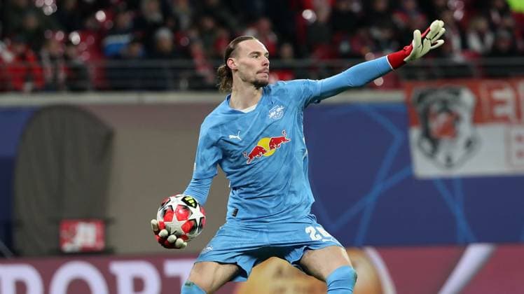 Torwart Maarten Vandevoordt beim Abwurf Einzelbild Freisteller Aktion Fußball Fussball UEFA Champions League UCL Herren 7. Spieltag Saison 2024 2025 22.01.2025 Rasen Ballsport RB Leipzig RBL vs Sporting Lissabon DFL regulations prohibit any use of photographs as image sequences and or quasi-video.