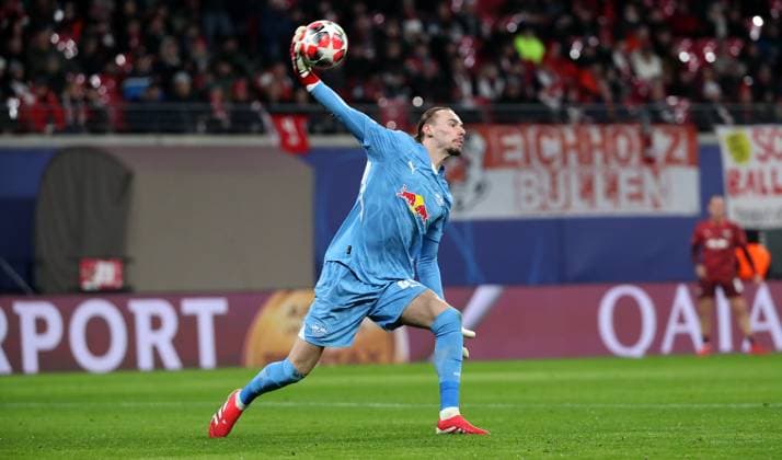 Torwart Maarten Vandevoordt beim Abwurf Einzelbild Freisteller Aktion Fußball Fussball UEFA Champions League UCL Herren 7. Spieltag Saison 2024 2025 22.01.2025 Rasen Ballsport RB Leipzig RBL vs Sporting Lissabon DFL regulations prohibit any use of photographs as image sequences and or quasi-video.