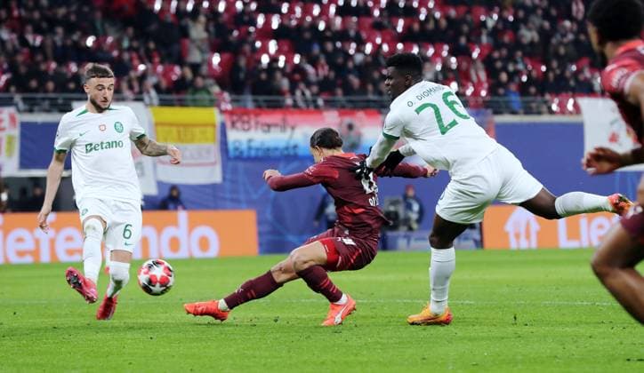 Zeno Debast, Xavi Simons am Ball, Ousmane Diomande Zweikampf Spielszene Aktion Fußball Fussball UEFA Champions League UCL Herren 7. Spieltag Saison 2024 2025 22.01.2025 Rasen Ballsport RB Leipzig RBL vs Sporting Lissabon DFL regulations prohibit any use of photographs as image sequences and or quasi-video.