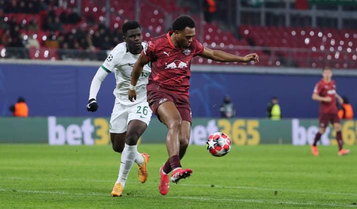 Ousmane Diomande, Lois Openda am Ball Zweikampf Spielszene Aktion Fußball Fussball UEFA Champions League UCL Herren 7. Spieltag Saison 2024 2025 22.01.2025 Rasen Ballsport RB Leipzig RBL vs Sporting Lissabon DFL regulations prohibit any use of photographs as image sequences and or quasi-video.