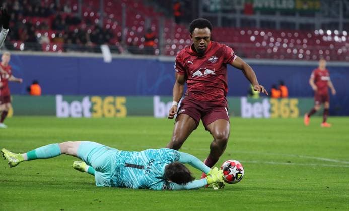 Torwart Franco Israel, Lois Openda Zweikampf Spielszene Aktion Fußball Fussball UEFA Champions League UCL Herren 7. Spieltag Saison 2024 2025 22.01.2025 Rasen Ballsport RB Leipzig RBL vs Sporting Lissabon DFL regulations prohibit any use of photographs as image sequences and or quasi-video.
