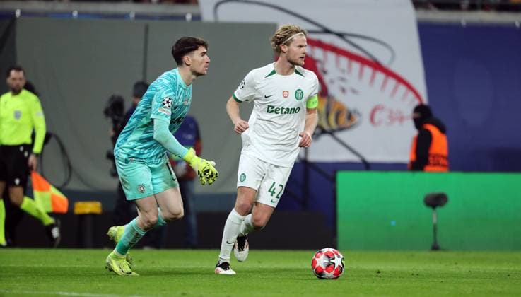 -a1-, Morten Hjulmand am Ball Einzelbild Freisteller Aktion Fußball Fussball UEFA Champions League UCL Herren 7. Spieltag Saison 2024 2025 22.01.2025 Rasen Ballsport RB Leipzig RBL vs Sporting Lissabon DFL regulations prohibit any use of photographs as image sequences and or quasi-video.