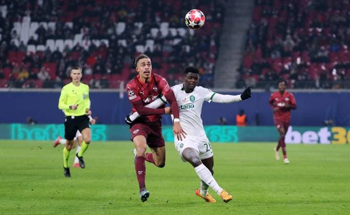 Yussuf Poulsen im Zweikampf mit Ousmane Diomande Aktion Spielszene Fußball Fussball UEFA Champions League UCL Herren 7. Spieltag Saison 2024 2025 22.01.2025 Rasen Ballsport RB Leipzig RBL vs Sporting Lissabon DFL regulations prohibit any use of photographs as image sequences and or quasi-video.