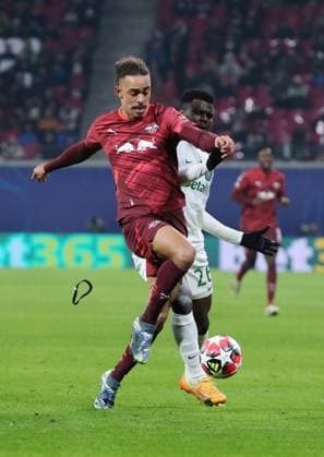 Yussuf Poulsen verliert Harrband im Zweikampf mit Ousmane Diomande Aktion Spielszene Fußball Fussball UEFA Champions League UCL Herren 7. Spieltag Saison 2024 2025 22.01.2025 Rasen Ballsport RB Leipzig RBL vs Sporting Lissabon DFL regulations prohibit any use of photographs as image sequences and or quasi-video.