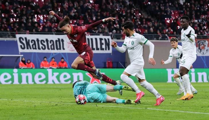 Yussuf Poulsen erzielt das Tor zum 2:1 gegen Torwart Franco Israel, Ricardo Esgaio Zweikampf Spielszene Aktion Fußball Fussball UEFA Champions League UCL Herren 7. Spieltag Saison 2024 2025 22.01.2025 Rasen Ballsport RB Leipzig RBL vs Sporting Lissabon DFL regulations prohibit any use of photographs as image sequences and or quasi-video.