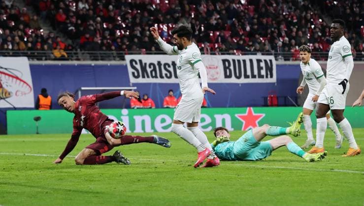 Yussuf Poulsen erzielt das Tor zum 2:1 gegen Ricardo Esgaio, Torwart Franco Israel Zweikampf Spielszene Aktion Fußball Fussball UEFA Champions League UCL Herren 7. Spieltag Saison 2024 2025 22.01.2025 Rasen Ballsport RB Leipzig RBL vs Sporting Lissabon DFL regulations prohibit any use of photographs as image sequences and or quasi-video.