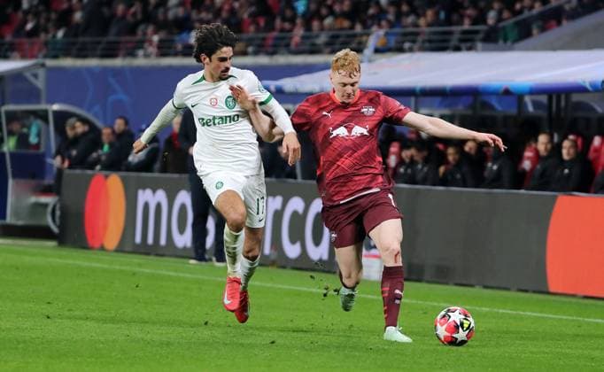 Trincao, Nicolas Seiwald Zweikampf Spielszene Aktion Fußball Fussball UEFA Champions League UCL Herren 7. Spieltag Saison 2024 2025 22.01.2025 Rasen Ballsport RB Leipzig RBL vs Sporting Lissabon DFL regulations prohibit any use of photographs as image sequences and or quasi-video.