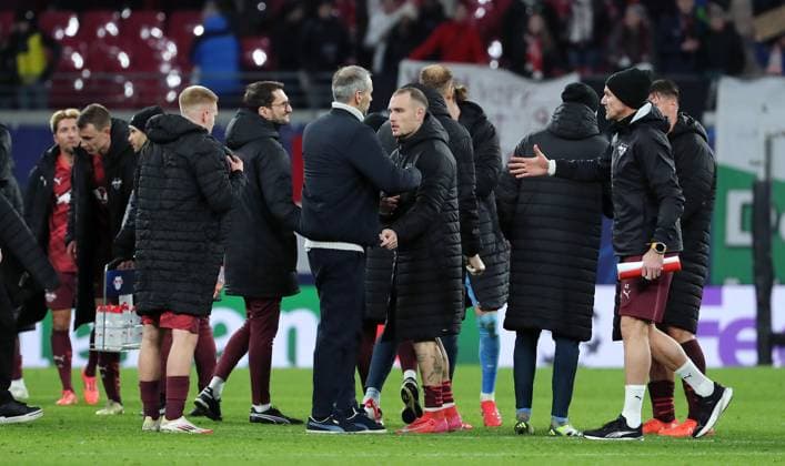 Trainer Marco Rose klatscht ab mit David Raum nach Spielende Fußball Fussball UEFA Champions League UCL Herren 7. Spieltag Saison 2024 2025 22.01.2025 Rasen Ballsport RB Leipzig RBL vs Sporting Lissabon DFL regulations prohibit any use of photographs as image sequences and or quasi-video.