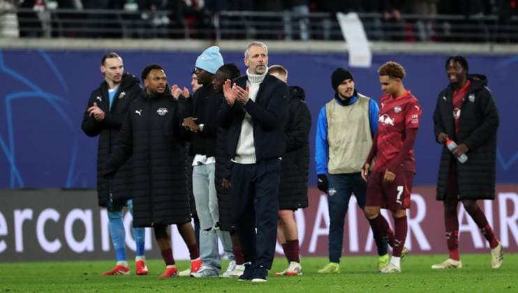 Trainer Marco Rose klatscht zu den Fans, Leipziger bei der Ehrenrunde nach Spielende Fußball Fussball UEFA Champions League UCL Herren 7. Spieltag Saison 2024 2025 22.01.2025 Rasen Ballsport RB Leipzig RBL vs Sporting Lissabon DFL regulations prohibit any use of photographs as image sequences and or quasi-video.
