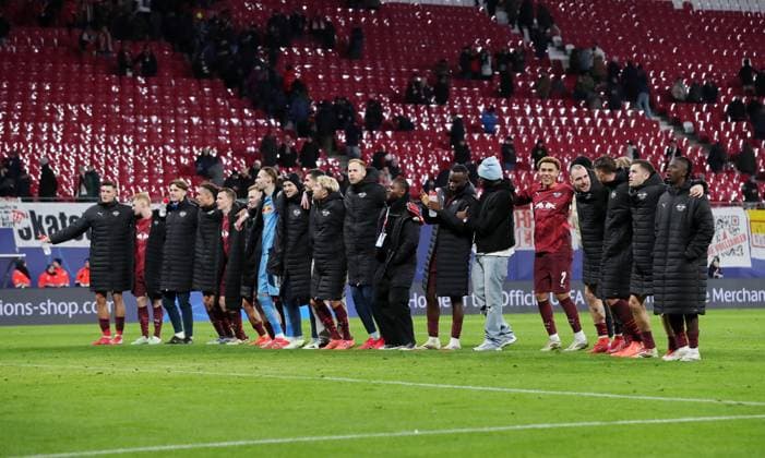 Leipziger Mannschaft feiert Sieg vor den Fans Freude Emotion Jubel nach Spielende Fußball Fussball UEFA Champions League UCL Herren 7. Spieltag Saison 2024 2025 22.01.2025 Rasen Ballsport RB Leipzig RBL vs Sporting Lissabon DFL regulations prohibit any use of photographs as image sequences and or quasi-video.