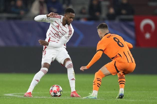 Edimilson Fernandes (Stade Brest 29) und Dmytro Kryskiv (Shakhtar Donetsk) battle for the ball during the UEFA Champions League 2024 25 League Phase MD7 match between FC Shakhtar Donetsk and Stade Brestois 29 at Veltins Arena on January 22, 2025 in Gelsenkirchen, Germany. (Photo by Oliver Kaelke DeFodi Images) Defodi-678_2025_01_21_OK_SHASTA_1108