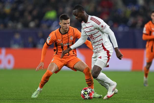 Dmytro Kryskiv (Shakhtar Donetsk) und Abdallah Sima (Stade Brest 29) battle for the ball during the UEFA Champions League 2024 25 League Phase MD7 match between FC Shakhtar Donetsk and Stade Brestois 29 at Veltins Arena on January 22, 2025 in Gelsenkirchen, Germany. (Photo by Oliver Kaelke DeFodi Images) Defodi-678_2025_01_21_OK_SHASTA_1572
