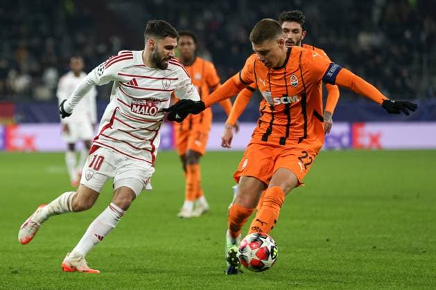 Romain Del Castillo (Stade Brest 29) und Mykola Matvienko (Shakhtar Donetsk) battle for the ball during the UEFA Champions League 2024 25 League Phase MD7 match between FC Shakhtar Donetsk and Stade Brestois 29 at Veltins Arena on January 22, 2025 in Gelsenkirchen, Germany. (Photo by Oliver Kaelke DeFodi Images) Defodi-678_2025_01_21_OK_SHASTA_1463