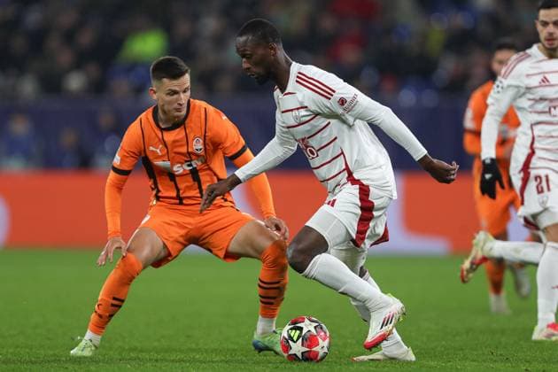 Dmytro Kryskiv (Shakhtar Donetsk) und Abdallah Sima (Stade Brest 29) battle for the ball during the UEFA Champions League 2024 25 League Phase MD7 match between FC Shakhtar Donetsk and Stade Brestois 29 at Veltins Arena on January 22, 2025 in Gelsenkirchen, Germany. (Photo by Oliver Kaelke DeFodi Images) Defodi-678_2025_01_21_OK_SHASTA_1571