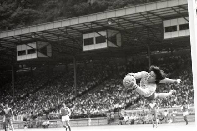 Seiko s goalkeeper makes a flying save to deny South China a goal during an FA Cup Semi-final match at the Hong Kong Stadium. The save proved to be crucial as Seiko beat their opponents 1-0 to progress to the finals. 04JUN78 Hong Kong Hong Kong EDITORIAL USE ONLY  Copyright: xx MER2016080318491326 ChanxYuen-manx 0795801710st