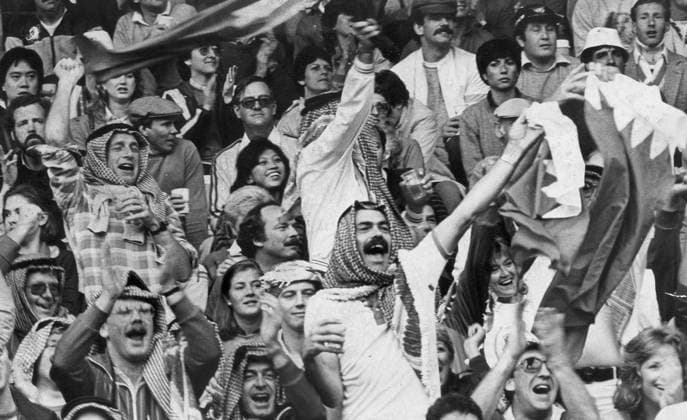 Fans enjoy a moment on the 1st day of the 10th Cathay Pacific and the Hongkong Bank invitational rugby sevens, at Hong Kong Stadium. 30MAR85 Hong Kong Hong Kong EDITORIAL USE ONLY  Copyright: xx MER1501141200277745 ChanxKiux 0795424693st