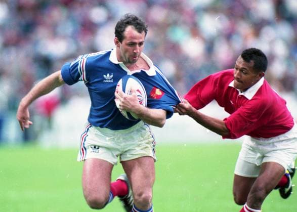 Tonga (in red) VS France (in blue). Hong Kong Sevens at HK Stadium. 25 March 1995 HONG KONG HONG KONG EDITORIAL USE ONLY  Copyright: xx MER1502062032542661 MartinxChanx 0795495065st