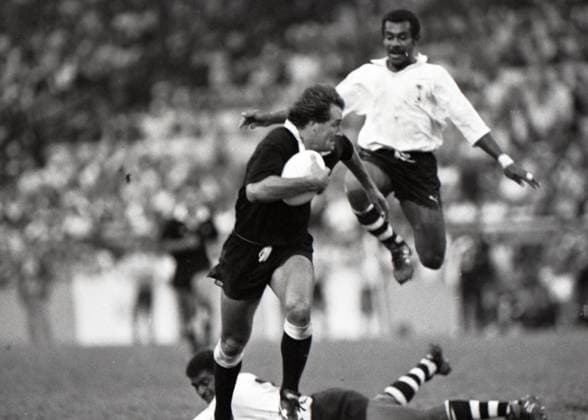 Cathay Pacific Hongkong Bank Invitation Sevens: Fiji (white) vs New Zealand. Fiji wins 18-14 in the CUP final at Hong Kong Stadium. 23MAR91 Hong Kong Hong Kong EDITORIAL USE ONLY  Copyright: xx MER1502141927448030 C.xY.xYux 0795500806st