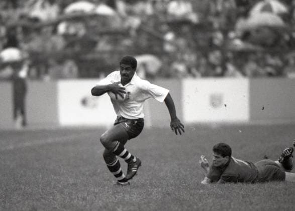 Cathay Pacific Hongkong Bank Invitation Sevens: Fiji (white shirt) vs Spain at Hong Kong Stadium. 23MAR91 Hong Kong Hong Kong EDITORIAL USE ONLY  Copyright: xx MER1502141857387887 MarkxRoundx 0795500809st