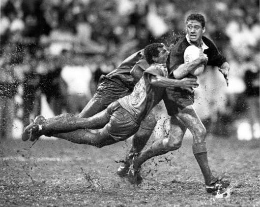 Gotcha! ... Fiji s inspirational playmaker Waisele Serevi shows he is just adept at tackling as he stops New Zealand s Glen Osborne in his tracks at the Cathay Pacific Hongkong Bank Invitation Sevens in Hong Kong Stadium. 05APR92 HONG KONG HONG KONG EDITORIAL USE ONLY  Copyright: xx MER1502161415546895 K.xY.xChengx 0795501771st