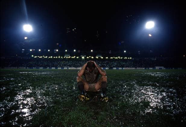 Hongkong s Stuart Krohn in dejection after his team loss to New Zealand 0-38. Cathay Pacific Hongkong Bank Invitation Sevens in Hong Kong Stadium. 04APR92 HONG KONG HONG KONG EDITORIAL USE ONLY  Copyright: xx MER1502161259416491 PaulxLakatosx 0795502121st