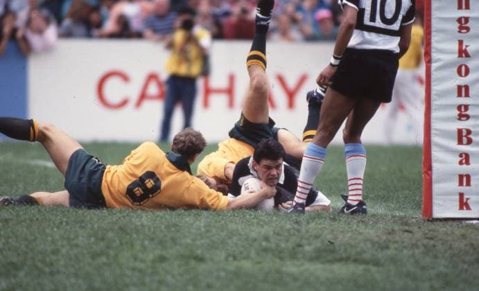 Australia player (in yellow) in action during the match against the Barbarians at the Cathay Pacific Hongkong Bank Invitation Sevens at the Hong Kong Stadium. 24Mar91 Hong Kong Hong Kong EDITORIAL USE ONLY  Copyright: xx MER1502171640375612 WanxKam-yanx 0795503362st