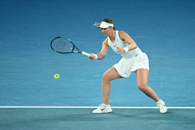 TENNIS AUSTRALIAN OPEN, Paula Badosa of Spain returns during her Women?s semifinal match against Aryna Sabalenka of Belarus during the 2025 Australian Open at Melbourne Park in Melbourne, Thursday, January 23, 2025. ( NO ARCHIVING, EDITORIAL USE ONLY, NO USE IN BOOKS WITHOUT CONSENT MELBOURNE VICTORIA AUSTRALIA  Copyright: xJAMESxROSSx 20250123193344676105
