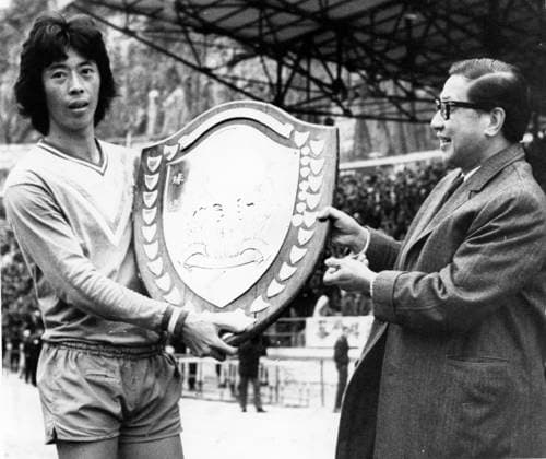 Seiko s Wu Kwok-hung receives the Senior Shield from Sir Kan Yuet-keung after beating South China 2-1 at the Hongkong Stadium. 27 December 1976 HONG KONG HONG KONG EDITORIAL USE ONLY  Copyright: xx MER1506251751011996 RobinxLamx 0795594043st