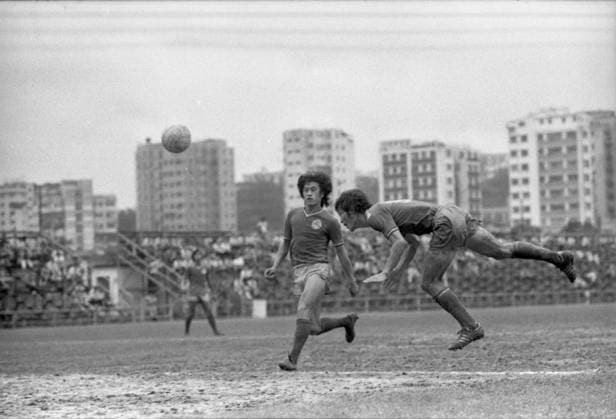 A keen soccer match between Eastern and Seiko at the Boundary Street Stadium. 01JUN77 Hong Kong Hong Kong EDITORIAL USE ONLY  Copyright: xx MER2016080114043322 ChanxYuen-manx 0795636395st