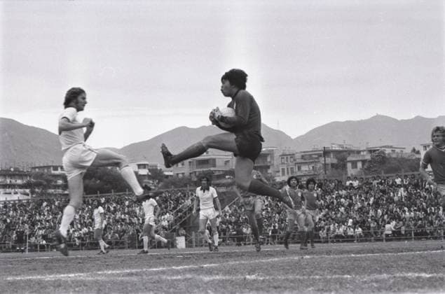The striker of Caroline Hill (white shirt) and goalkeeper of Eastern display a violent scene during their soccer match at the Boundary Street Stadium. 18APR77 Hong Kong Hong Kong EDITORIAL USE ONLY  Copyright: xx MER2016080114090964 SunnyxLeex 0795636416st