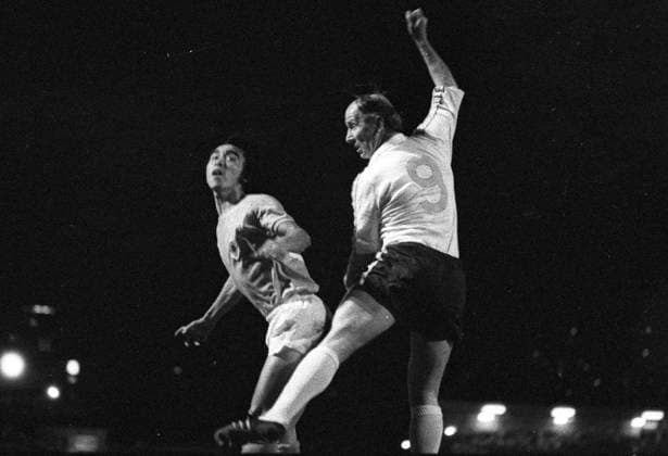A heart-stopping soccer match between British Bobby Charlton XI and Hong Kong at the Hong Kong Stadium. Picture shows Kwok Ka-ming (L) vies for the ball with Bobby Charlton. 05JUN77 Hong Kong Hong Kong EDITORIAL USE ONLY  Copyright: xx MER1509021747390662 RobinxLamxKitx 0795642312st