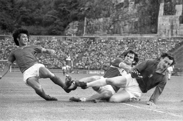 A heart-stopping soccer match between Hong Kong s Rangers and Britain s Middlesbrough at the Hong Kong Stadium. Sze Kin-hay is foiled by Middlesbrough John Craggs and keeper Pat Cuff. 22MAY77 Hong Kong Hong Kong EDITORIAL USE ONLY  Copyright: xx MER2016080115374781 ChanxYuen-manx 0795651523st