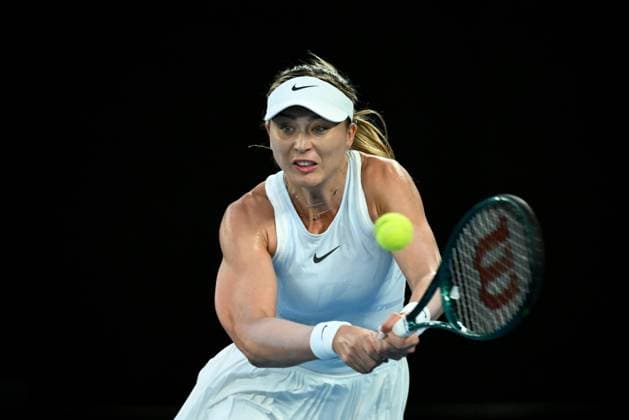 TENNIS AUSTRALIAN OPEN, Paula Badosa of Spain returns during her Women?s semifinal match against Aryna Sabalenka of Belarus during the 2025 Australian Open at Melbourne Park in Melbourne, Thursday, January 23, 2025. ( NO ARCHIVING, EDITORIAL USE ONLY, NO USE IN BOOKS WITHOUT CONSENT MELBOURNE VICTORIA AUSTRALIA  Copyright: xJOELxCARRETTx 20250123193118848265