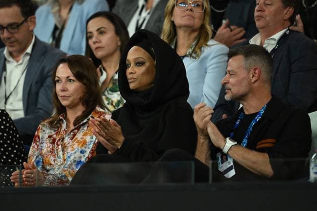 TENNIS AUSTRALIAN OPEN, Former Model and American TV personality Tyra Banks (centre) and musician Luke Hepworth (right) watches Aryna Sabalenka of Belarus during her Women?s semifinal match against Paula Badosa of Spain during the 2025 Australian Open at Melbourne Park in Melbourne, Thursday, January 23, 2025. ( NO ARCHIVING, EDITORIAL USE ONLY, NO USE IN BOOKS WITHOUT CONSENT MELBOURNE VICTORIA AUSTRALIA  Copyright: xJOELxCARRETTx 20250123152077925709