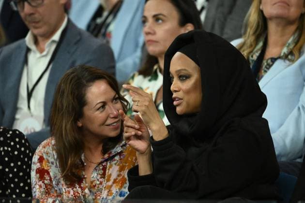 TENNIS AUSTRALIAN OPEN, Former Model and American TV personality Tyra Banks (right) watches Aryna Sabalenka of Belarus during her Women?s semifinal match against Paula Badosa of Spain during the 2025 Australian Open at Melbourne Park in Melbourne, Thursday, January 23, 2025. ( NO ARCHIVING, EDITORIAL USE ONLY, NO USE IN BOOKS WITHOUT CONSENT MELBOURNE VICTORIA AUSTRALIA  Copyright: xJOELxCARRETTx 20250123185466037840