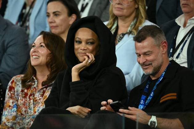 Sport Bilder des Tages TENNIS AUSTRALIAN OPEN, Former Model and American TV personality Tyra Banks (centre) and musician Luke Hepworth (right) watch Aryna Sabalenka of Belarus during her Women?s semifinal match against Paula Badosa of Spain during the 2025 Australian Open at Melbourne Park in Melbourne, Thursday, January 23, 2025. ( NO ARCHIVING, EDITORIAL USE ONLY, NO USE IN BOOKS WITHOUT CONSENT MELBOURNE VICTORIA AUSTRALIA  Copyright: xJOELxCARRETTx 20250123128606736237