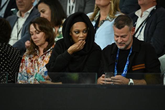 TENNIS AUSTRALIAN OPEN, Former Model and American TV personality Tyra Banks (centre) and musician Luke Hepworth (right) watch Aryna Sabalenka of Belarus during her Women?s semifinal match against Paula Badosa of Spain during the 2025 Australian Open at Melbourne Park in Melbourne, Thursday, January 23, 2025. ( NO ARCHIVING, EDITORIAL USE ONLY, NO USE IN BOOKS WITHOUT CONSENT MELBOURNE VICTORIA AUSTRALIA  Copyright: xJOELxCARRETTx 20250123138678796599