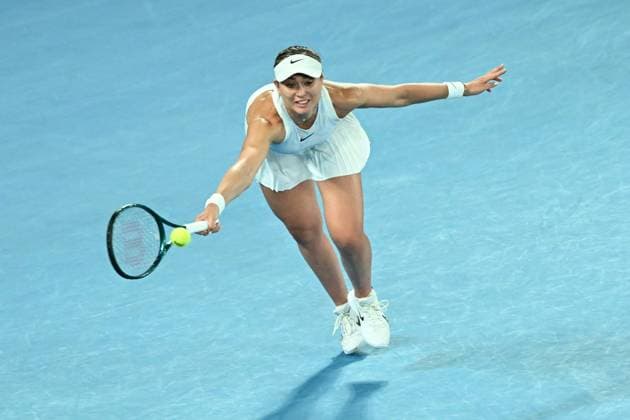 TENNIS AUSTRALIAN OPEN, Paula Badosa of Spain returns during her Women?s semifinal match against Aryna Sabalenka of Belarus during the 2025 Australian Open at Melbourne Park in Melbourne, Thursday, January 23, 2025. ( NO ARCHIVING, EDITORIAL USE ONLY, NO USE IN BOOKS WITHOUT CONSENT MELBOURNE VICTORIA AUSTRALIA  Copyright: xJAMESxROSSx 20250123126227894689