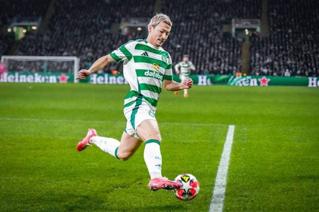 Fussball: UEFA Champions League 2024 2025, Spieltag 7 - Celtic Glasgow vs. Young Boys Bern (YB) - Celtic Park (Glasgow, Schottland): Daizen Maeda (Celtic Glasgow, 38) in Aktion am Ball Copyright: xJOERANxSTEINSIEKx