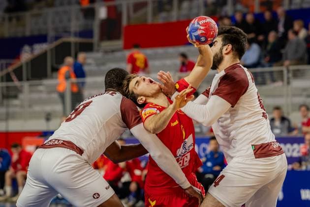 Sport Themen der Woche KW04 Sport Bilder des Tages HANDBALL - IHF Men s World Championship, WM, Weltmeisterschaft 2025 VARAZDIN,CROATIA,23.JAN.25 - HANDBALL - IHF Men s World Championship, main round, North Macedonia vs Qatar. Image shows Rafael Capote (QAT), Igor Gjorgiev (MKD) and Ameen Zakkar (QAT).  GEPAxpictures xMatthiasxTrinkl