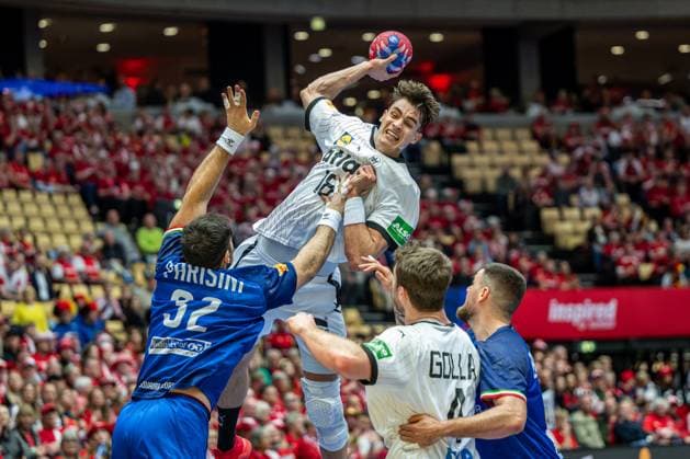 Sport Bilder des Tages Handball Herning 23.01.2025 IHF Handball World Championship, WM, Weltmeisterschaft Hauptrunde Italien (ITA) - Deutschland (GER) Julian Köster (Deutschland, No.18) Koester PARISINI Andrea Carlo (Italien, No.32) *** Handball Herning 23 01 2025 IHF Handball World Championship Main Round Italy ITA Germany GER Julian Köster Germany, No 18 Koester PARISINI Andrea Carlo Italy, No 32