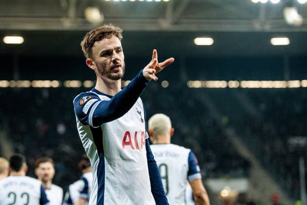 UEFA Europa League: TSG 1899 Hoffenheim - Tottenham Hotspur; 23.01.2025 Jubel zum 0:1 durch James Maddison (Tottenham Hotspur, 10) Dartswurf UEFA Europa League: TSG 1899 Hoffenheim - Tottenham Hotspur, Sinsheim, PreZero Arena am 23.01.2025 Copyright: xBEAUTIFULxSPORTS Wunderlx